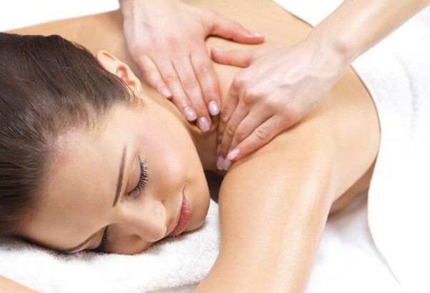 Massage van het kraaggebied